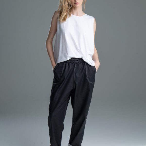 Modelka w T-shircie Noda White, ujęcie z przodu, cała sylwetka