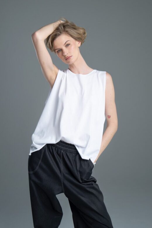 Modelka w T-shircie Noda White, ujęcie z przodu, zbliżenie