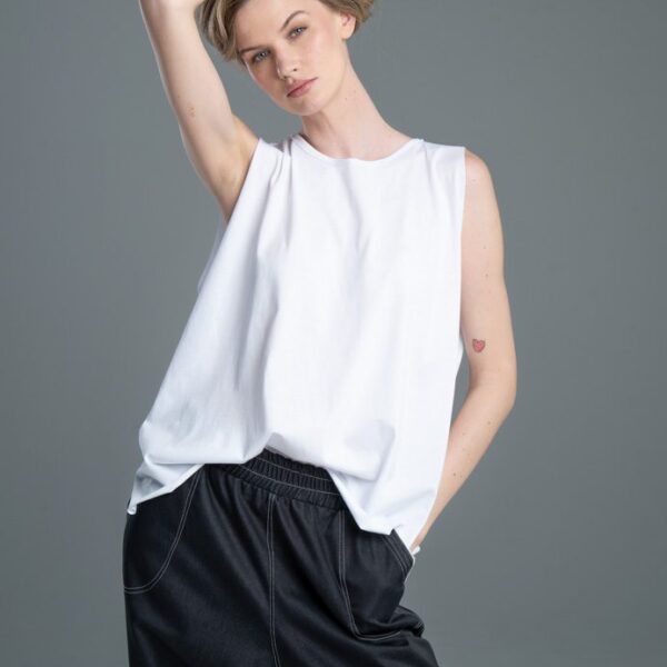 Modelka w T-shircie Noda White, ujęcie z przodu, zbliżenie