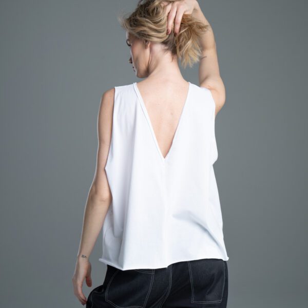 Modelka w T-shircie Noda White, ujęcie od tyłu, widoczny dekolt z tyłu