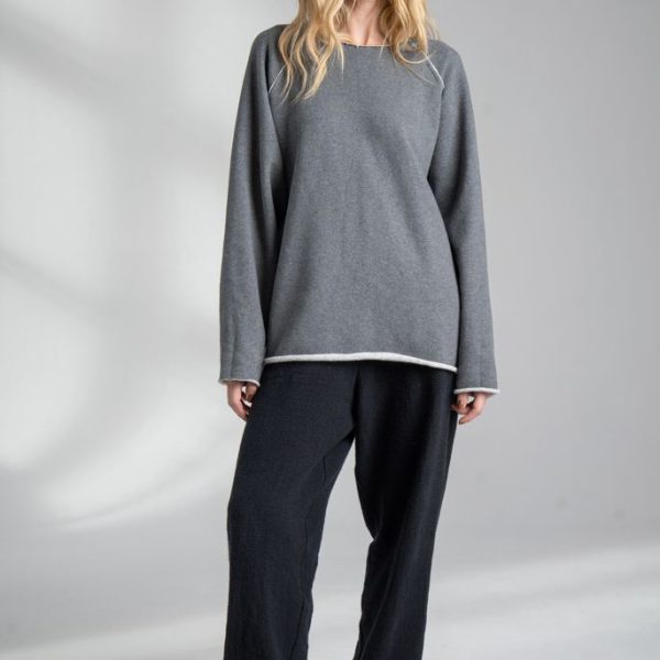 Szara bluza Mino Gray delCane z bawełny. Modelka ustawiona przodem, z jedną nogą lekko wysuniętą do przodu. Wyraźnie widoczny przód bluzy.