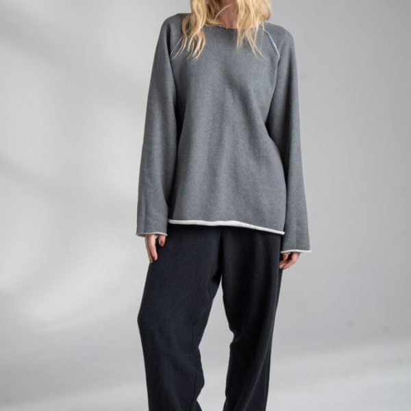 Szara bluza Mino Gray delCane z bawełny. Modelka w pełnej sylwetce, ustawiona przodem, z rękami opuszczonymi wzdłuż ciała i wzrokiem skierowanym lekko w bok.