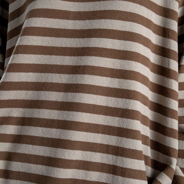Zbliżenie na materiał swetra z golfem Mino Stripes delCane. Widoczny wzór w beżowo-brązowe paski oraz struktura bawełnianej dzianiny.