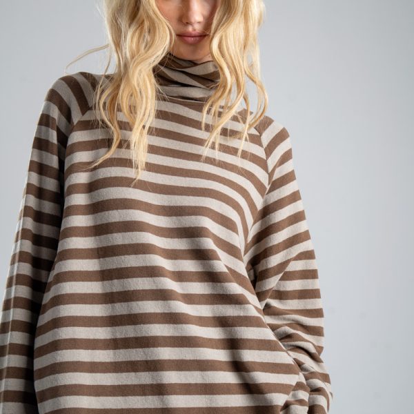 Sweter z golfem Mino Stripes delCane w beżowo-brązowe paski. Mocne zbliżenie od przodu, wyraźnie widoczny golf, wzór w paski i luźny fason swetra.