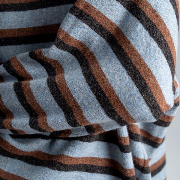 Sweter z golfem Mino Wool delCane. Mocne zbliżenie na fakturę wełnianej dzianiny i wzór w niebiesko-brązowe paski.