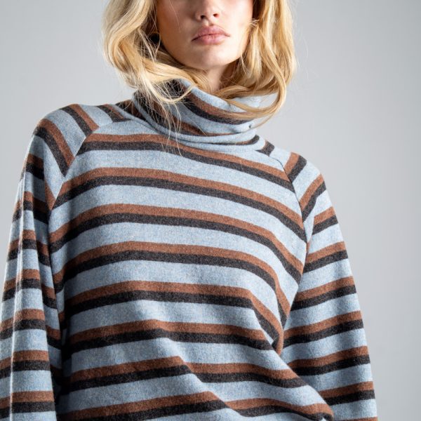 Sweter z golfem Mino Wool delCane. Mocne zbliżenie na golf, fakturę dzianiny i wzór w niebiesko-brązowe paski.