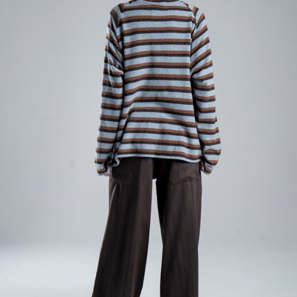 Sweter z golfem Mino Wool delCane w niebiesko-brązowe paski. Modelka w pełnej sylwetce, ustawiona tyłem, prezentuje tył swetra.