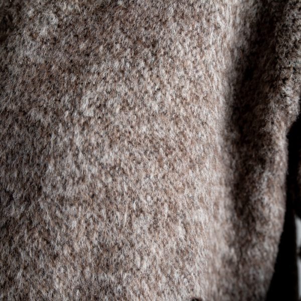 Kurtka Mino Wool delCane. Mocne zbliżenie na wełnę w melanżowym wzorze w odcieniach brązu.