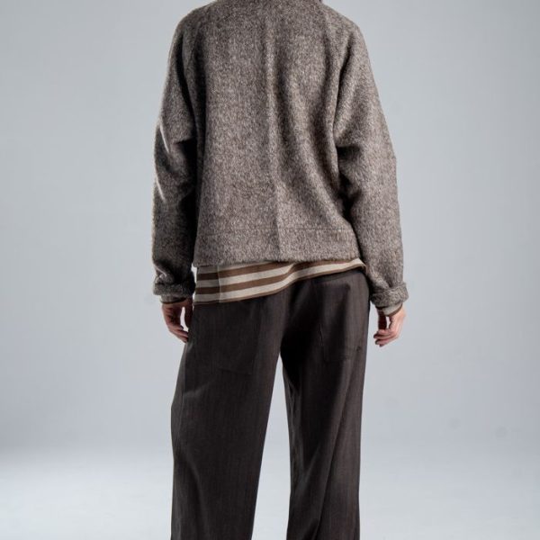 Kurtka Mino Wool delCane w brązowym melanżu. Modelka w pełnej sylwetce, ustawiona tyłem, prezentuje tył wełnianej kurtki o luźnym fasonie oversize.