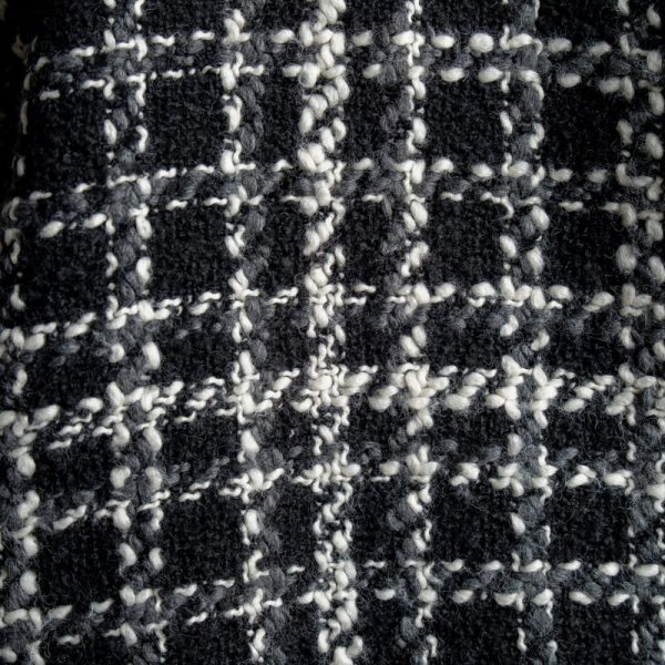 Zbliżenie na wełnę kurtki kimono Mino Wool delCane. Wyraźnie widoczna faktura materiału oraz czarno-biały wzór z szarymi akcentami.