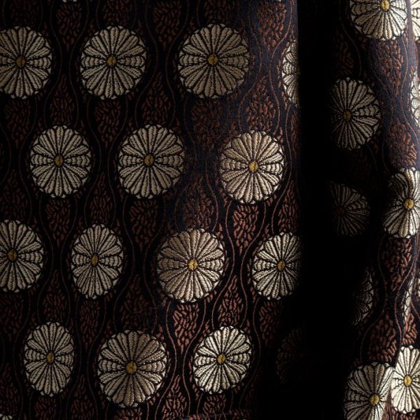 Marynarka Mino Jacquard delCane. Mocne zbliżenie na fakturę włoskiego żakardu, wyrazisty wzór i odcienie zgaszonego złota oraz brązu.