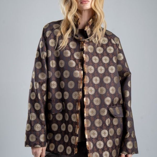Marynarka Mino Jacquard delCane z włoskiego żakardu w odcieniach zgaszonego złota i brązu. Mocne zbliżenie od przodu, modelka widoczna od ud w górę. Wyraźnie widoczny cały przód marynarki.