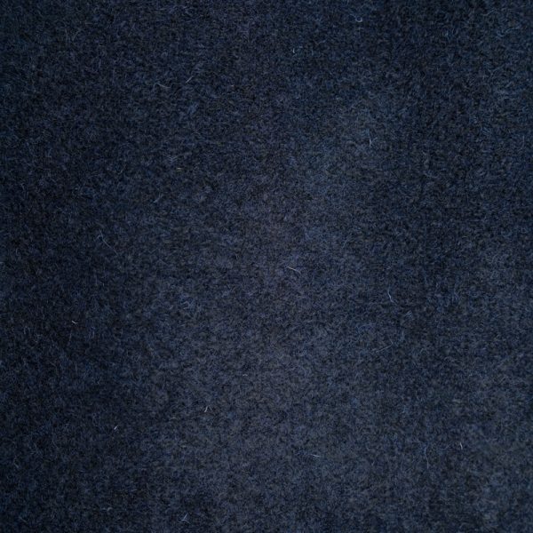 Zbliżenie na fakturę wełny płaszcza Mino Wool delCane. Widoczna struktura materiału i głęboki odcień granatu.